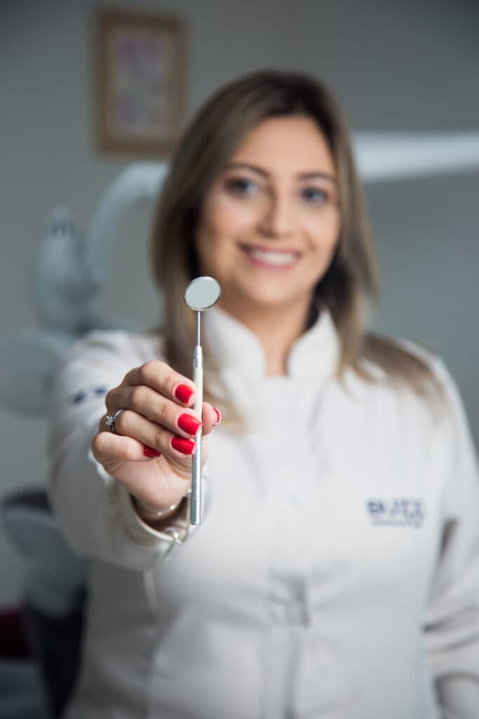Dra. Fernanda Buzzi - Cirurgiã-Dentista em Curitiba